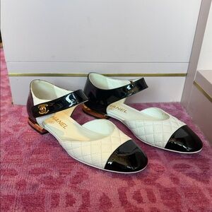 CHANEL Women's Black and Cream Quilted Flats